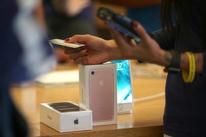Apple`s holiday surprise: big sales, not so big profits 